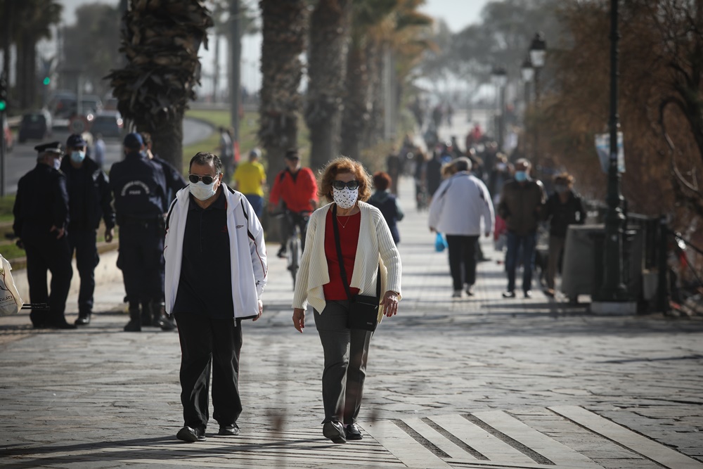 Ηλικιωμένο ζευγάρι στην παραλία Φλοίσβου 