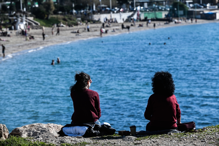 Νέα μέτρα σήμερα 6/2: Γέμισαν τις παραλίες οι Αθηναίοι, άδεια η Ερμού