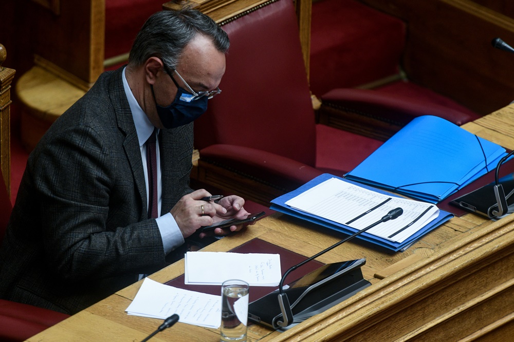 Χρήστος Σταϊκούρας με μάσκα στη Βουλή 