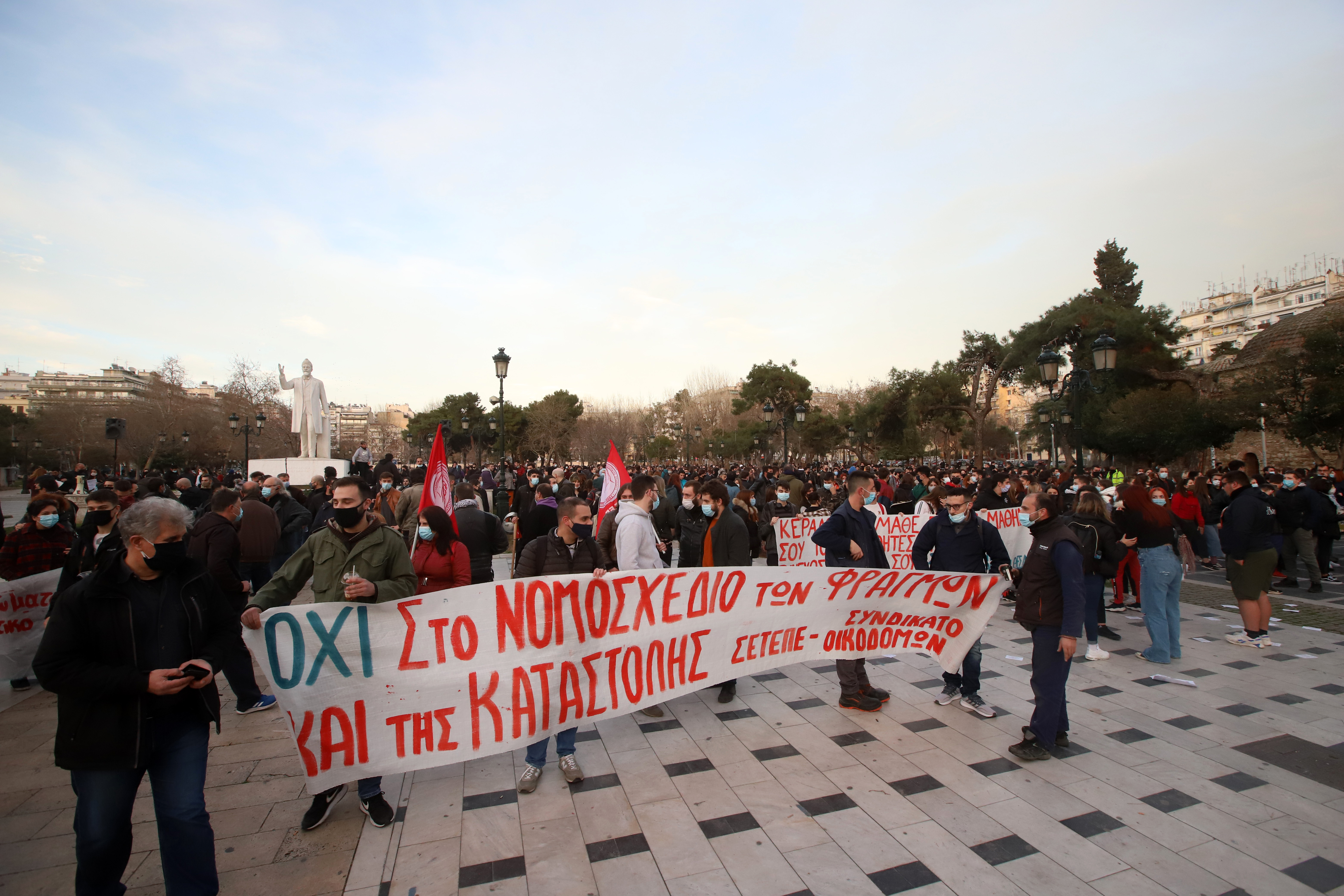 Πανεκπαιδευτικό συλλαλητήριο επεισόδια: Προσαγωγές στην Αθήνα και επιθέσεις με μολότοφ στη Θεσσαλονίκη