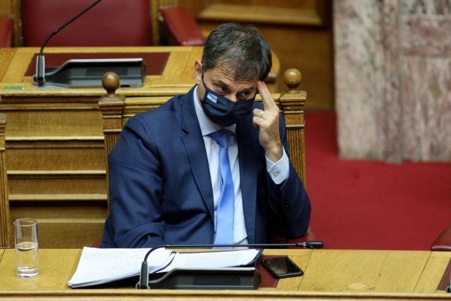 Ο υπουργός Χάρης Θεοχάρης στη Βουλή με μάσκα