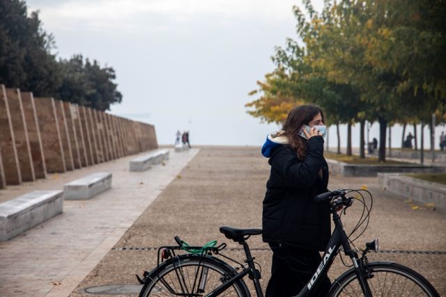 Κοπέλα με ποδήλατο και μάσκα