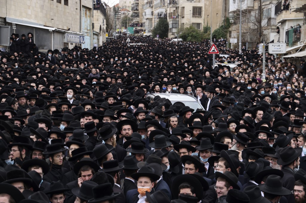 Κορονοϊός Ισραήλ: Εικόνες αγωνίας σε κηδεία ραβίνου