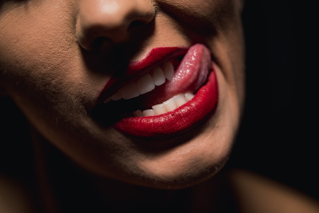 Σκασμένα χείλη αντιμετώπιση: Τι τα προκαλεί και ποια η θεραπεία