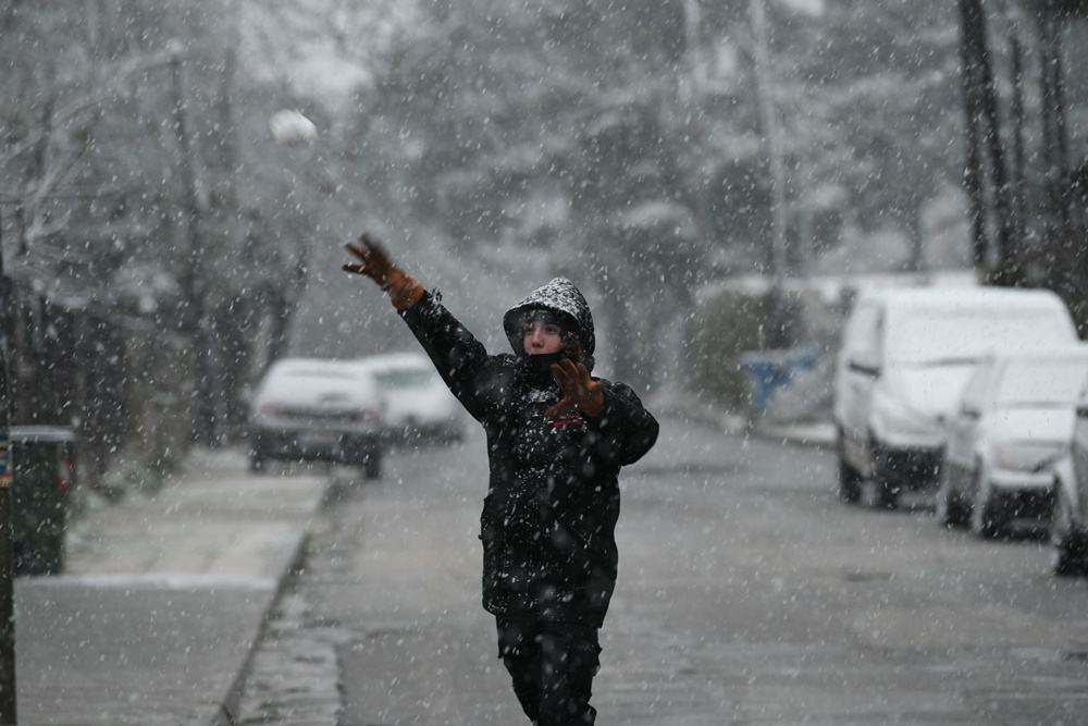 Κακοκαιρία Μήδεια Αττική: Χιόνια και στην Αθήνα, κλειστή η Αθηνών – Λαμίας