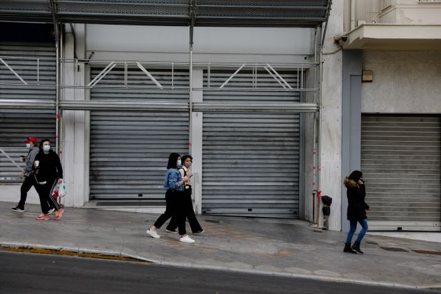 Κόσμος με μάσκα στον δρόμο