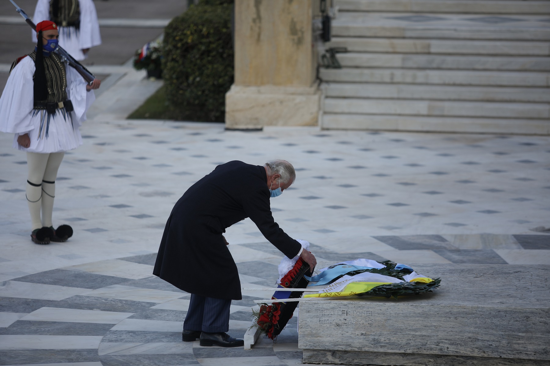 Κάρολος – στεφάνι στον Άγνωστο Στρατιώτη: Δάκρυσε στην κατάθεση ο πρίγκιπας