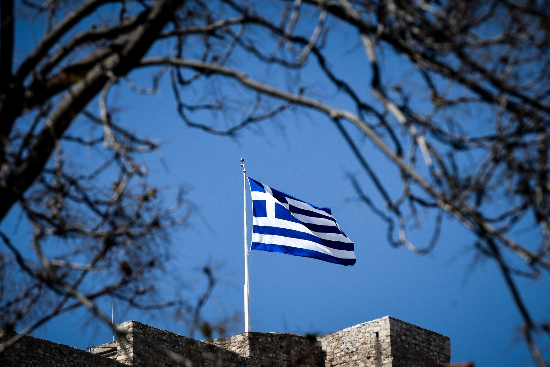 Ελληνική σημαία Ρόδος: Επτά κατηγορίες κατά του 48χρονου