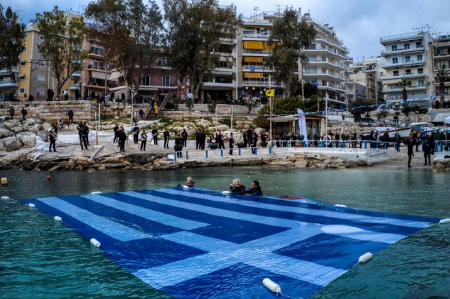 Ελληνική σημαία στη Θάλασσα