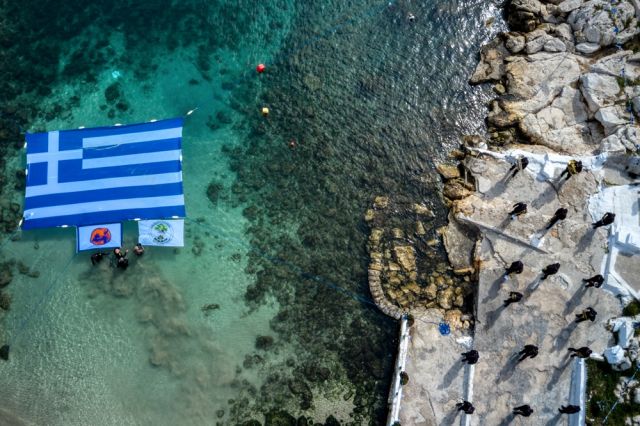 Ελληνική σημαία στη Θάλασσα