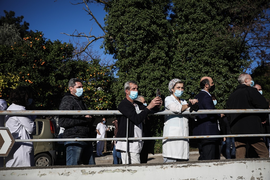 Νέοι διασωληνωμένοι Ελλάδα: Στη ΜΕΘ 20αρηδες και 30αρηδες