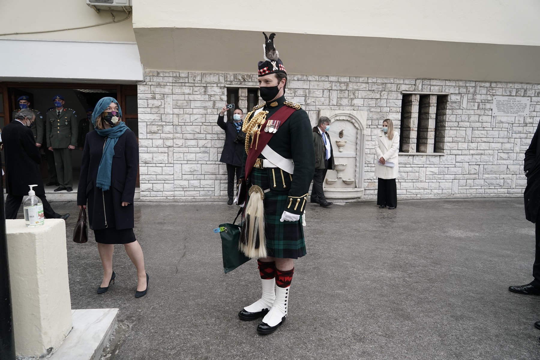 Κάρολος Ελλάδα: Ποιος είναι ο άνδρας με το κιλτ που βρισκόταν πάντα ένα βήμα πίσω του