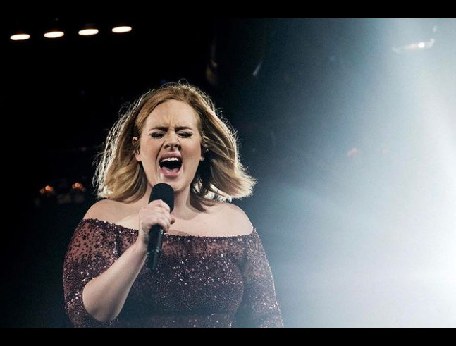 Adele 2021 Ηνωμένο Βασίλειο: Αναδείχθηκε η κορυφαία καλλιτέχνης του αιώνα