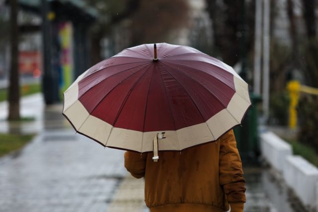 άνδρας κρατάει ομπρέλα 