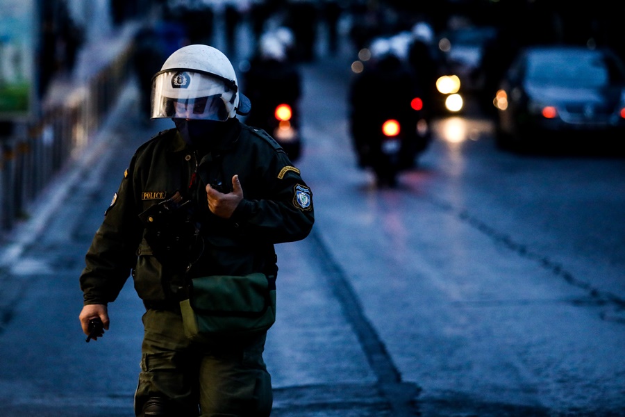 Νίκαια επεισόδια τώρα: Συμπλοκές ομάδων με αστυνομικούς