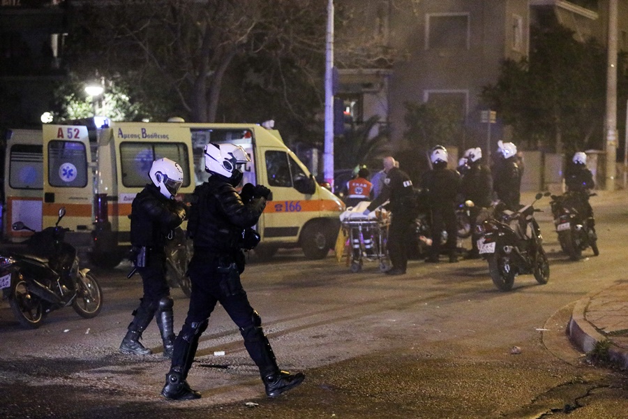 Νέα Σμύρνη επεισόδια: Ανακοίνωση ΕΛ.ΑΣ, 400 οι κουκουλοφόροι που έδρασαν, 10 συλλήψεις 