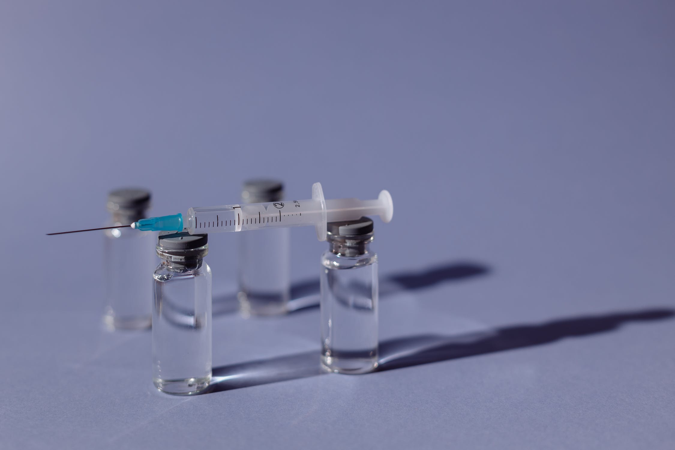 Astrazeneca εμβόλιο – παρενέργειες: Τρομάζουν οι θρομβώσεις, “καμία ανησυχία”, λέει η Εθνική Επιτροπή