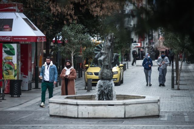 Κόσμος στην Ερμού