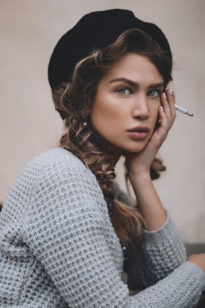 Κοπέλα με τσιγάρο 