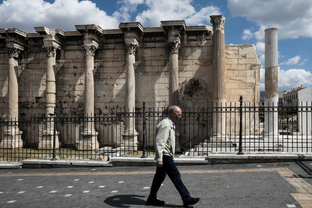 Κύριος περπατάει στην Αθήνα