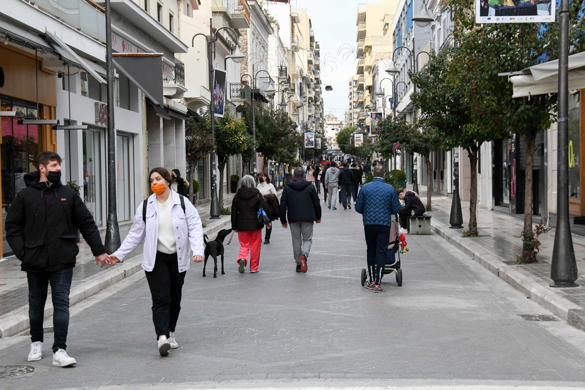 Κόσμος με μάσκα δρόμος