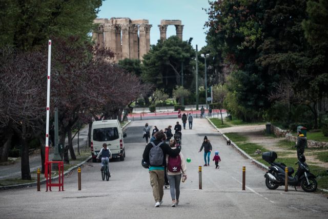 Κόσμος με μάσκες 