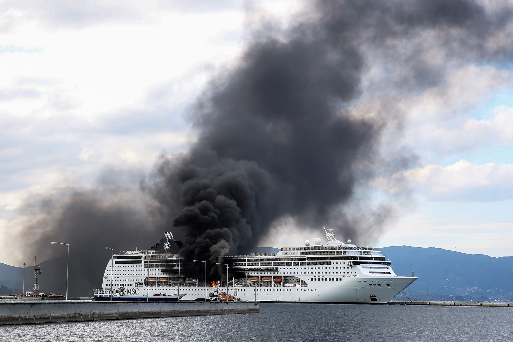 Φωτιά σε κρουαζιερόπλοιο – Κέρκυρα: Εικόνες σοκ στο λιμάνι