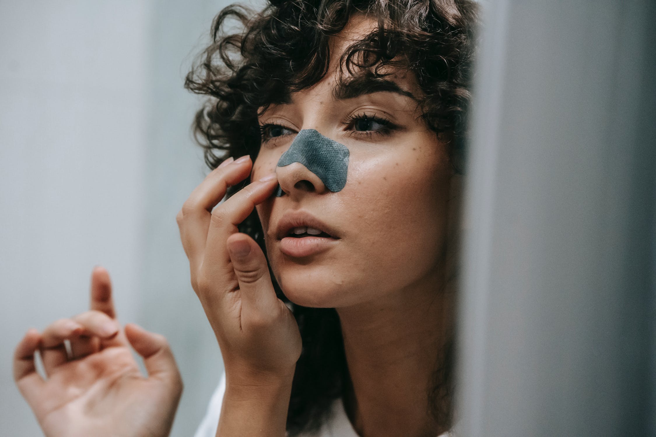 Maskne – θεραπεία: Οι δερματικές παθήσεις που προκαλεί η μάσκα και η αντιμετώπιση