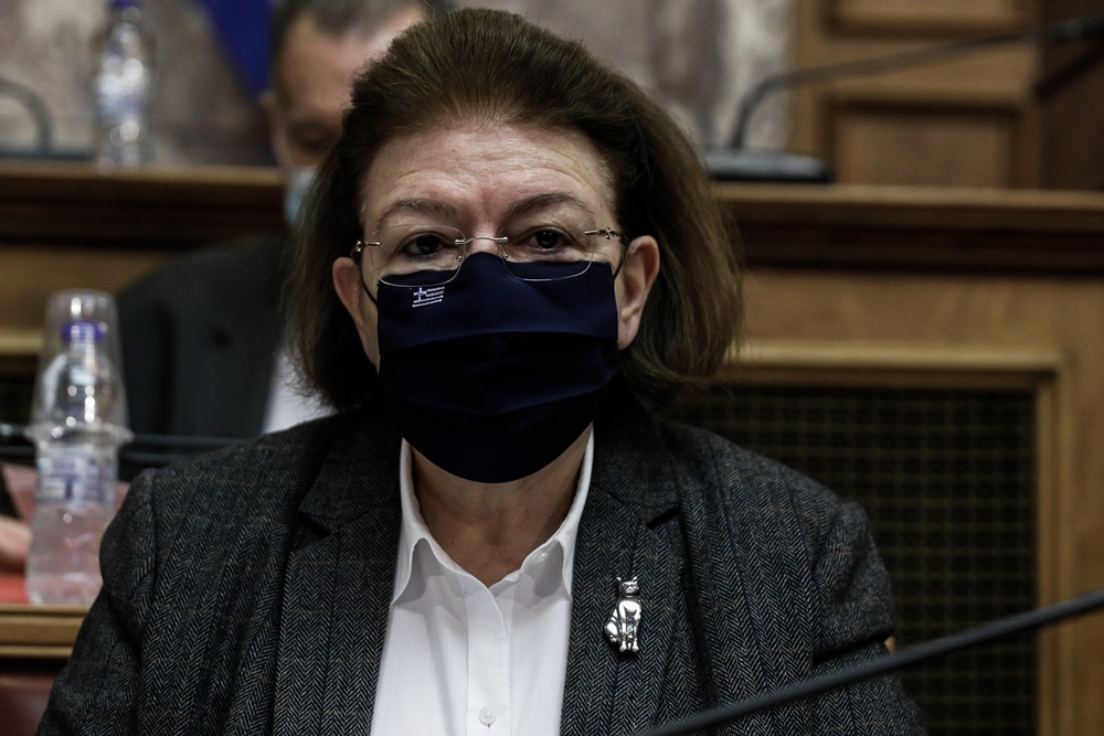 Λίνα Μενδώνη με μάσκα στη Βουλή
