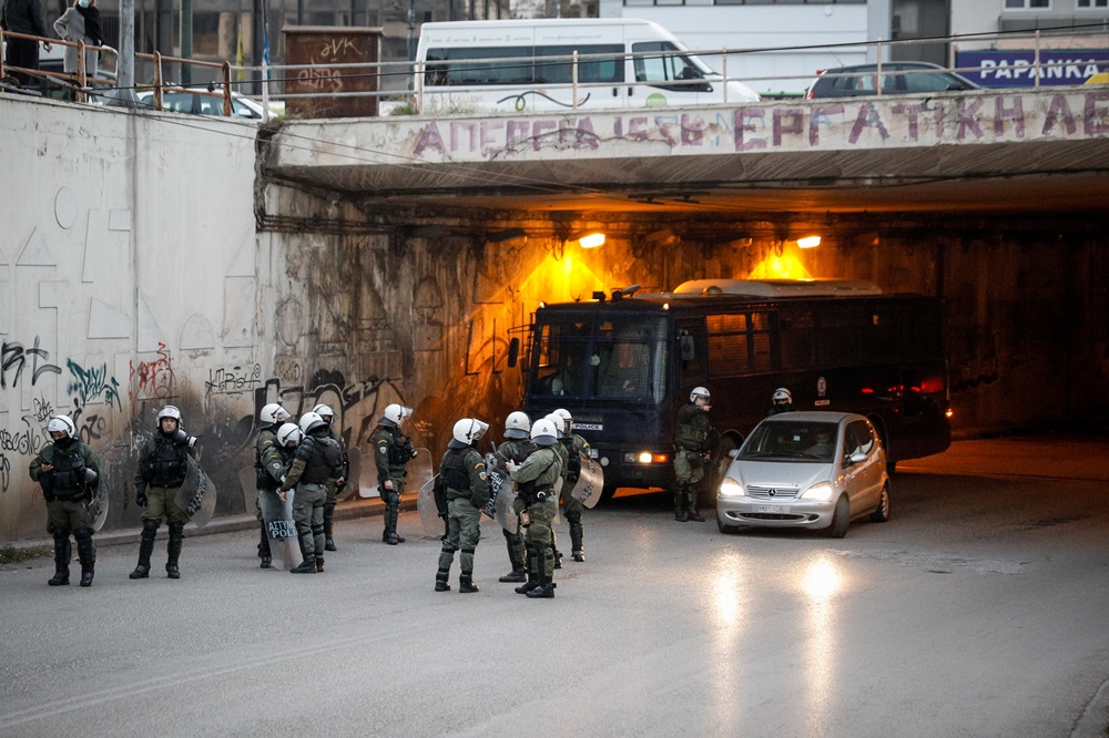 Νέα Σμύρνη τώρα: Χημικά στη συγκέντρωση μετά την ένταση με την αστυνομία