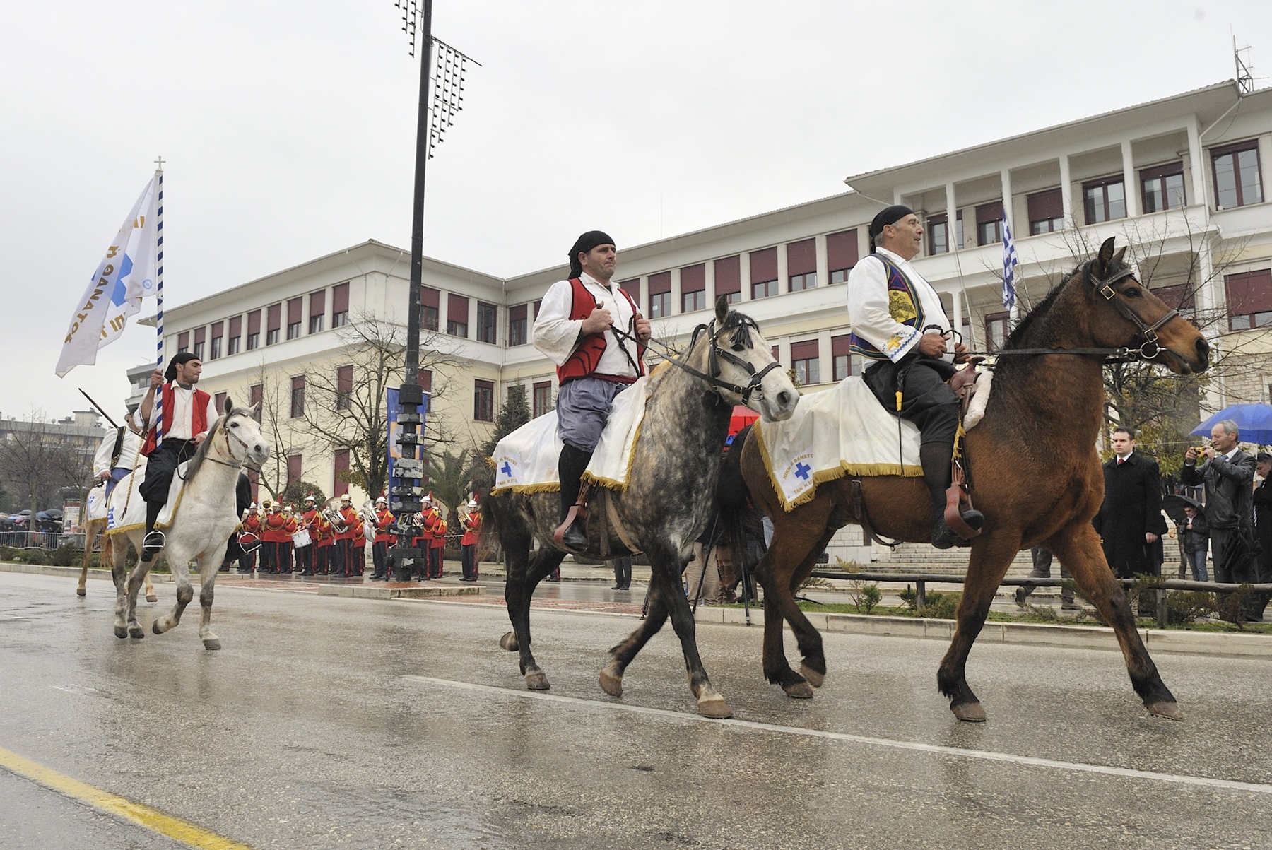 Έφιπποι παρέλαση – 25 Μαρτίου: Στρατιωτικό τμήμα εμφανίστηκε για πρώτη φορά από το 1940