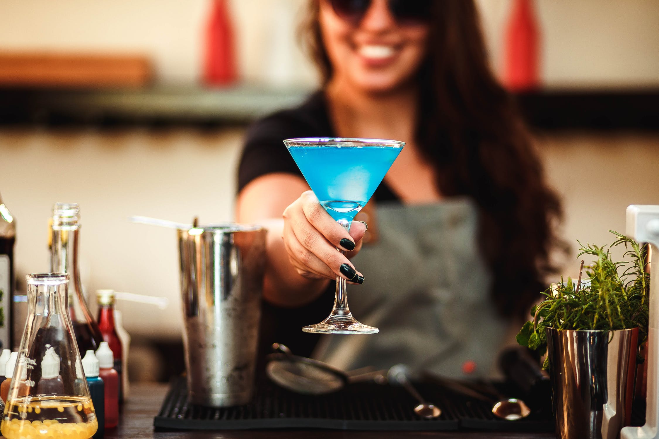 Ζώδια και ποτά: Ποιον μαζεύουν κάθε φορά από τα μπαρ