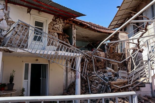 Κατεστραμμένο σπίτι μετά από σεισμό