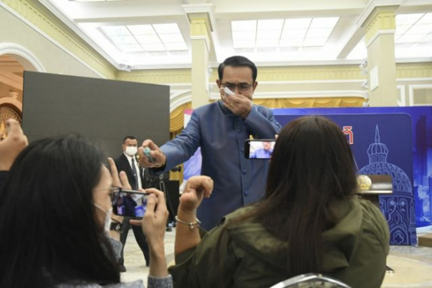 Ταϊλάνδη κορονοϊός: Ο πρωθυπουργός ψέκασε δημοσιογράφους με αντισηπτικό
