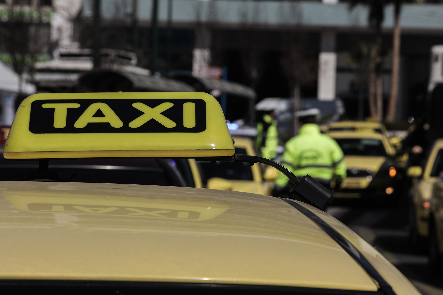 25χρονος – οδηγός ταξί: Ηλικιωμένοι επιβάτες “πληρώνουν” την κούρσα “Χρυσή” 