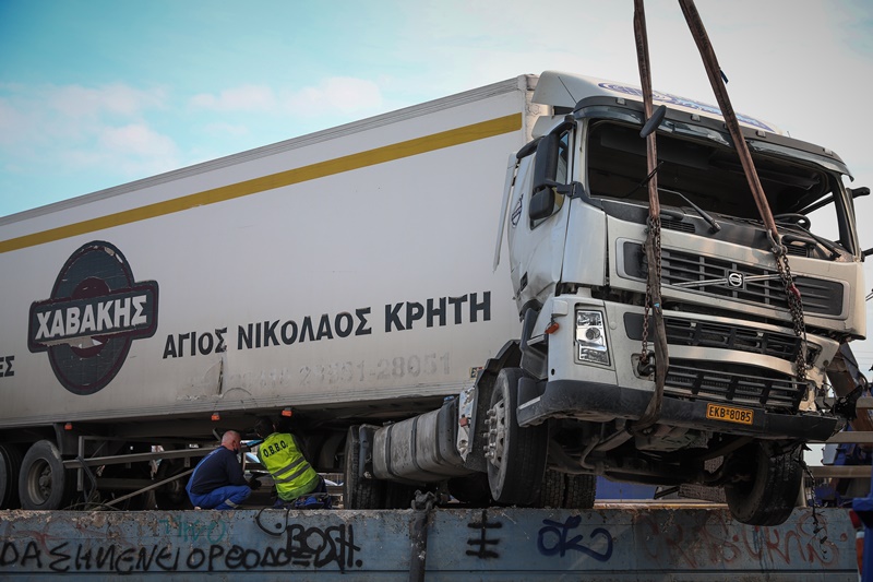 Κηφισός: Τροχαίο με νταλίκα που δίπλωσε και βγήκε αντίθετο ρεύμα – Υπάρχουν τραυματίες