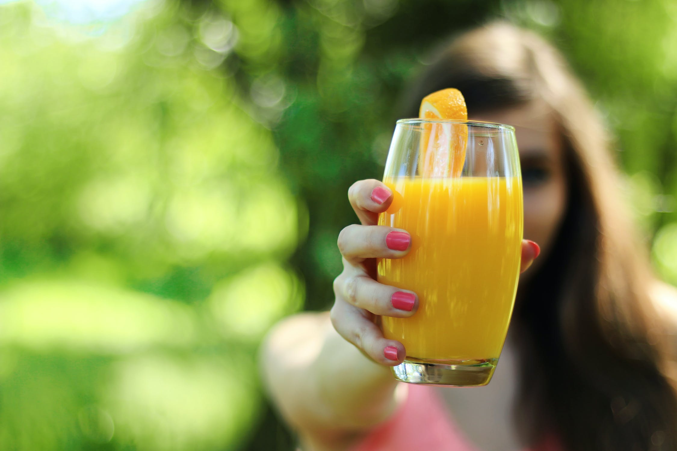 Φυσικός χυμός πορτοκάλι θερμίδες: Ποια ώρα της ημέρας να τον απολαμβάνεις