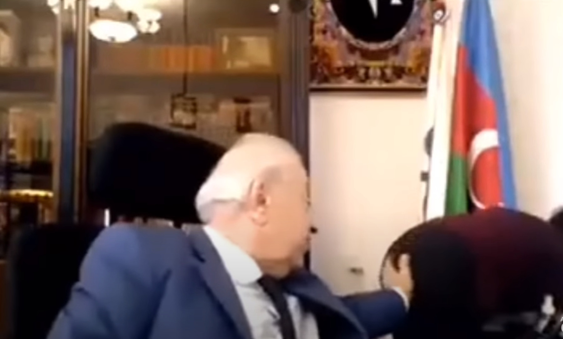 Αζέρος βουλευτής θωπεύει: Σάλος με βίντεο που κυκλοφόρησε