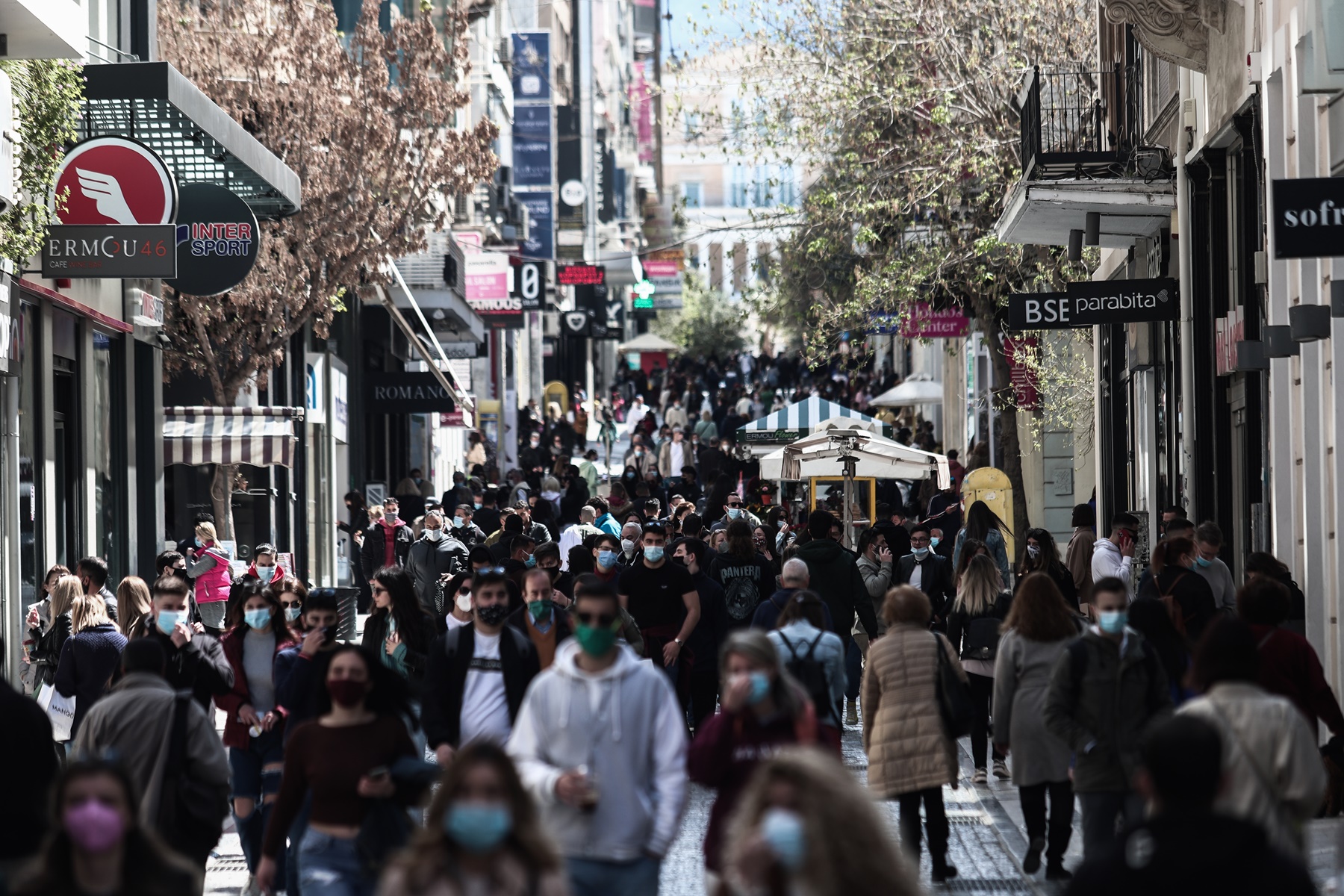 Ερμού σήμερα: Πλήθος κόσμου έκανε τη βόλτα του στα μαγαζιά