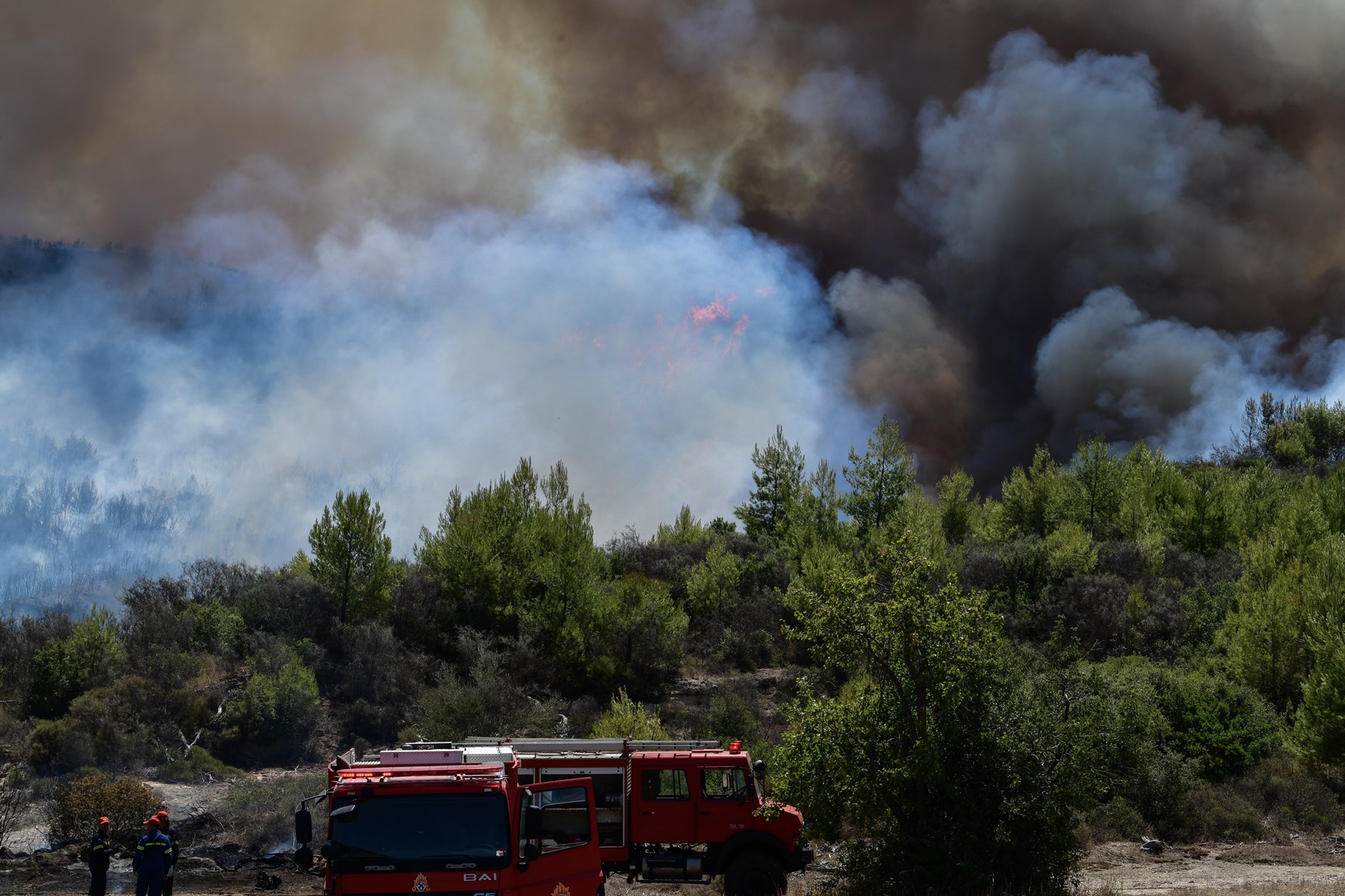 Φωτιά Άνδρος τώρα: Έκκληση για προληπτική εκκένωση κατοικημένων περιοχών