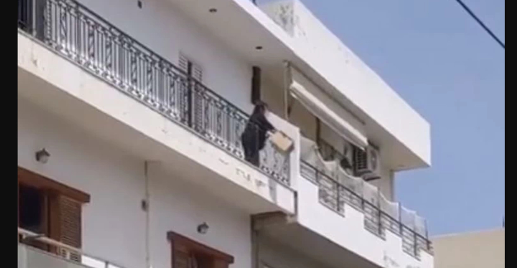 Πετάει σκουπίδια από το μπαλκόνι: Βίντεο από την Κρήτη προκαλεί οργή στο διαδίκτυο