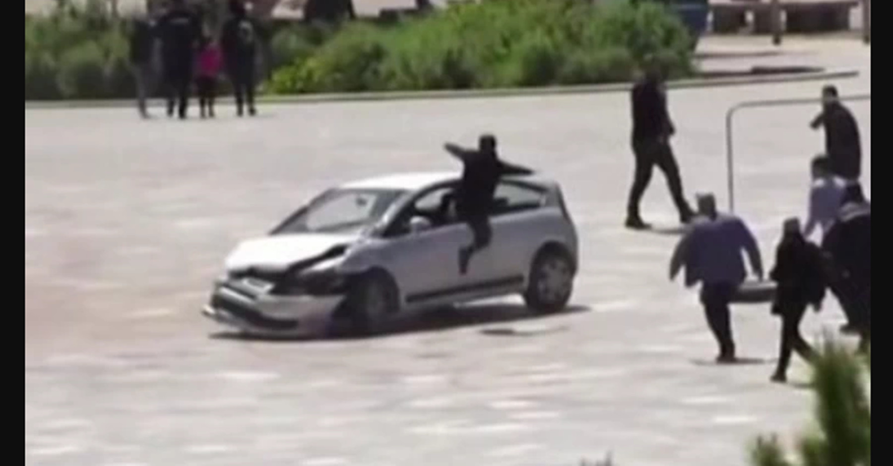 Αλβανία Νίντζα: Περαστικός μπαίνει από το παράθυρο και σταματά ανεξέλεγκτο οδηγό