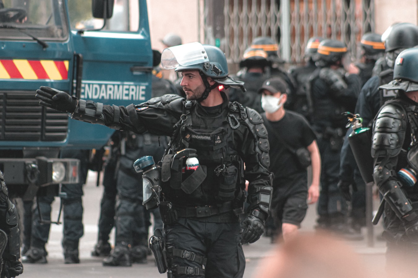 Πυροβολισμοί Παρίσι: Αγνοείται ο δράστης, περίμετρος ασφαλείας γύρω από το νοσοκομείο
