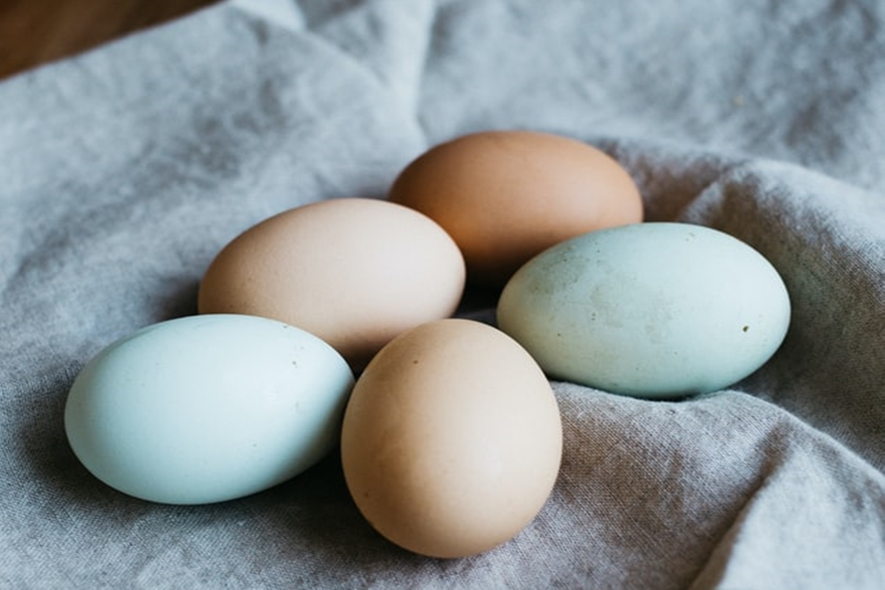 Ποια αυγά βάφονται καλύτερα: Η διαφορά ανάμεσα στα λευκά και τα καφέ