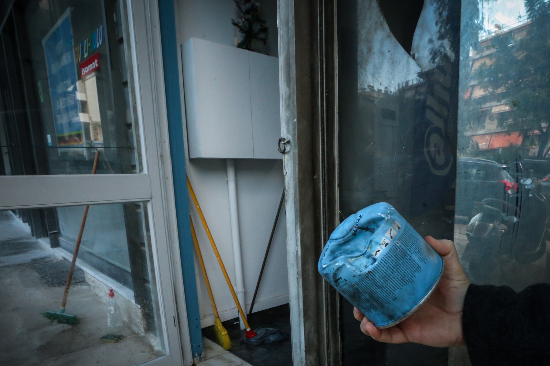 Γκαζάκια ΔΟΥ Χολαργού: Προκλήθηκαν φθορές στην όψη του κτιρίου