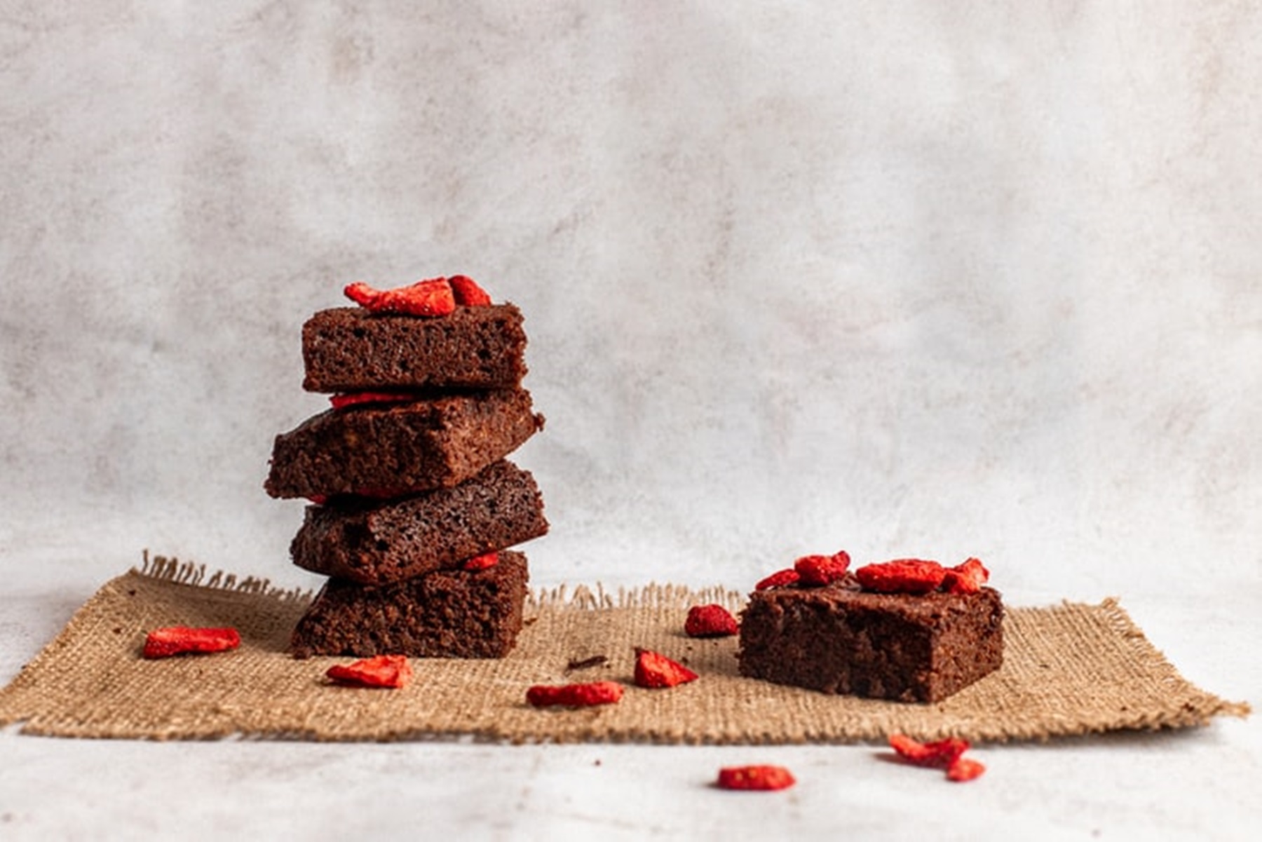 Γρήγορο κέικ σοκολάτας χωρίς ζάχαρη: Φτιάξτε το με μόλις 2 υλικά