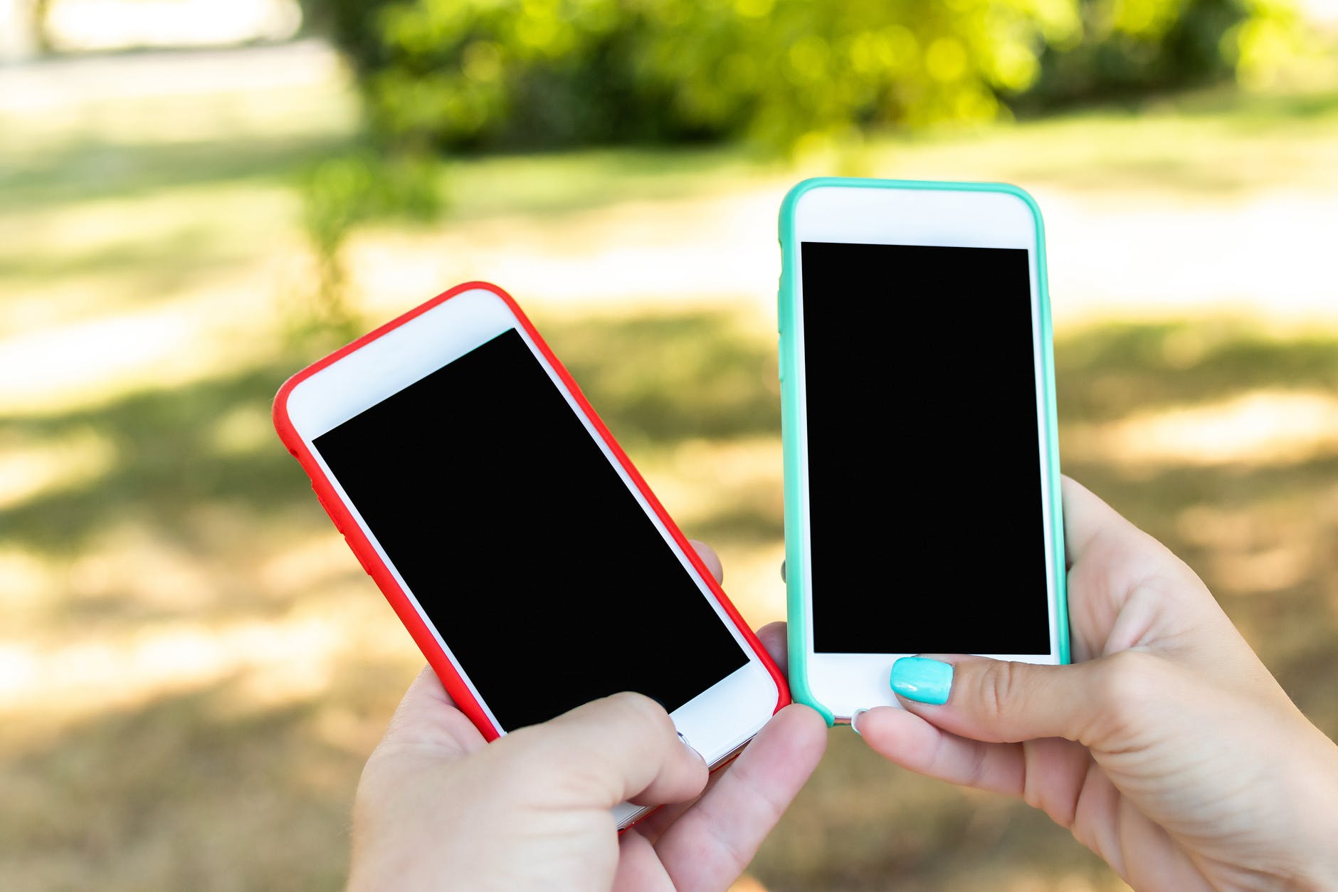 Πώς να καθαρίσω το κινητό: 4 τρόποι που θα το απολυμάνουν εύκολα