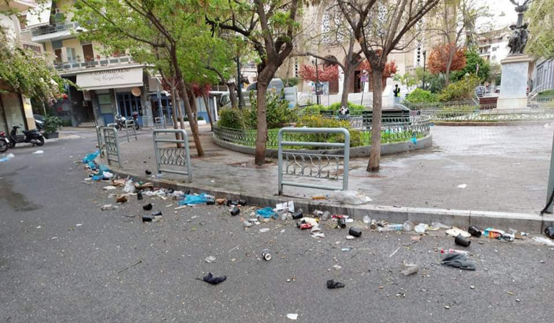 Πάρτυ Κυψέλη: Γεμάτη σκουπίδια η πλατεία Αγίου Γεωργίου