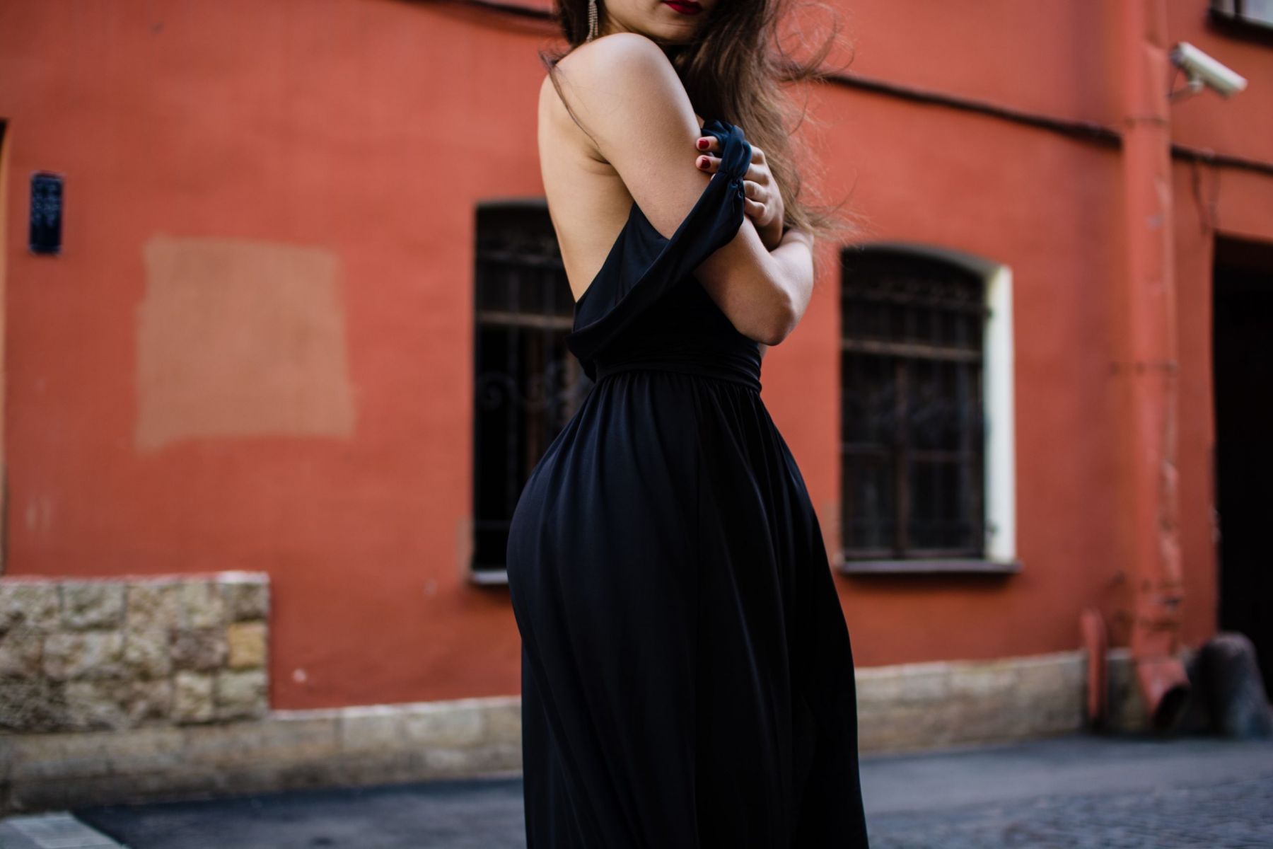 Καλοκαιρινά φορέματα 2021: Πώς να βάλεις το μαύρο φόρεμα