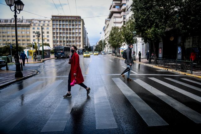 Κόσμος περπατάει